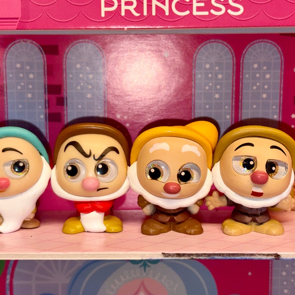 Disney Doorables Series 6 - Sleepy, Grumpy, Happy, Sneezy from Snow White